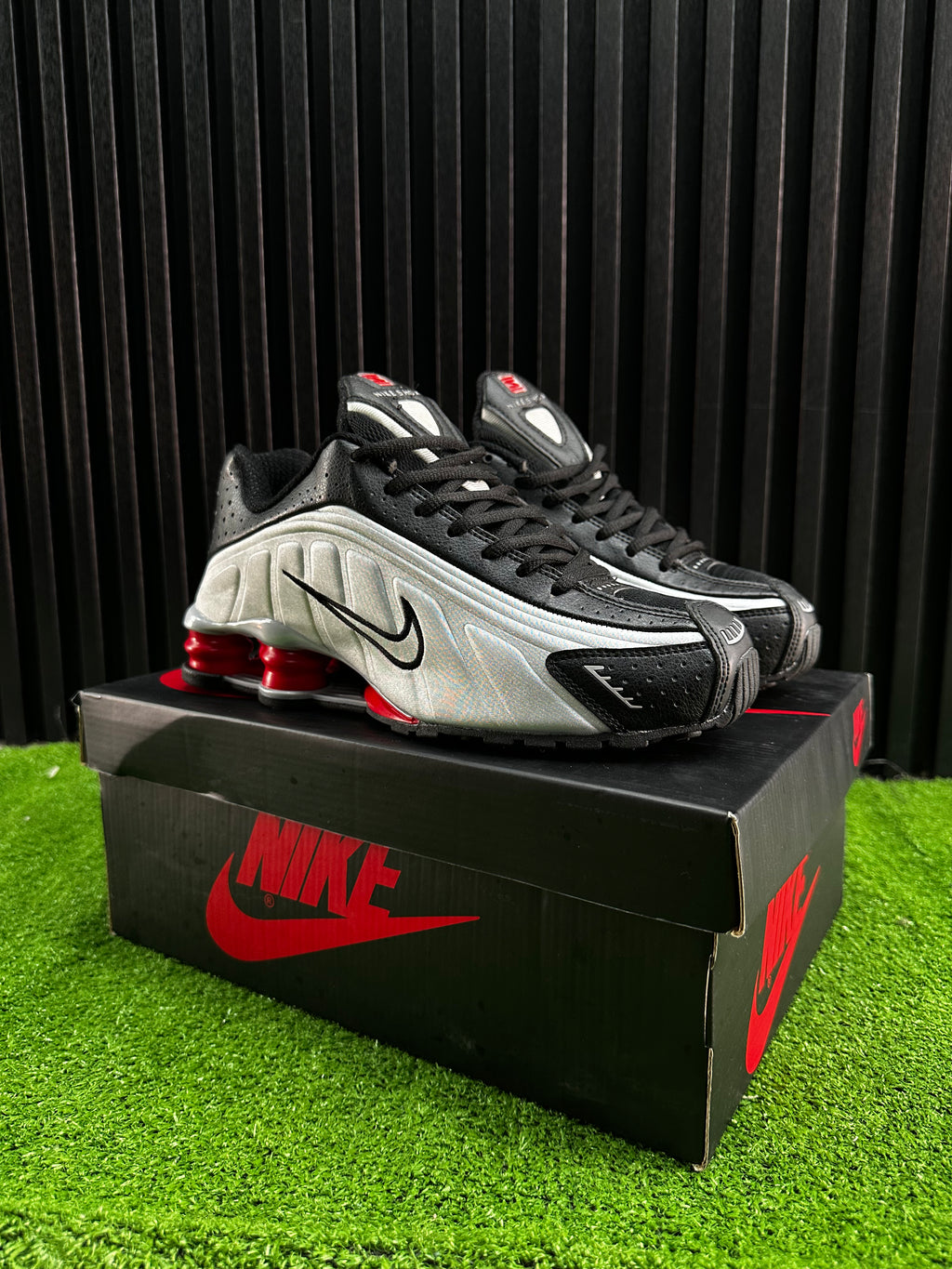 NIKE SHOX R4 GRIS
