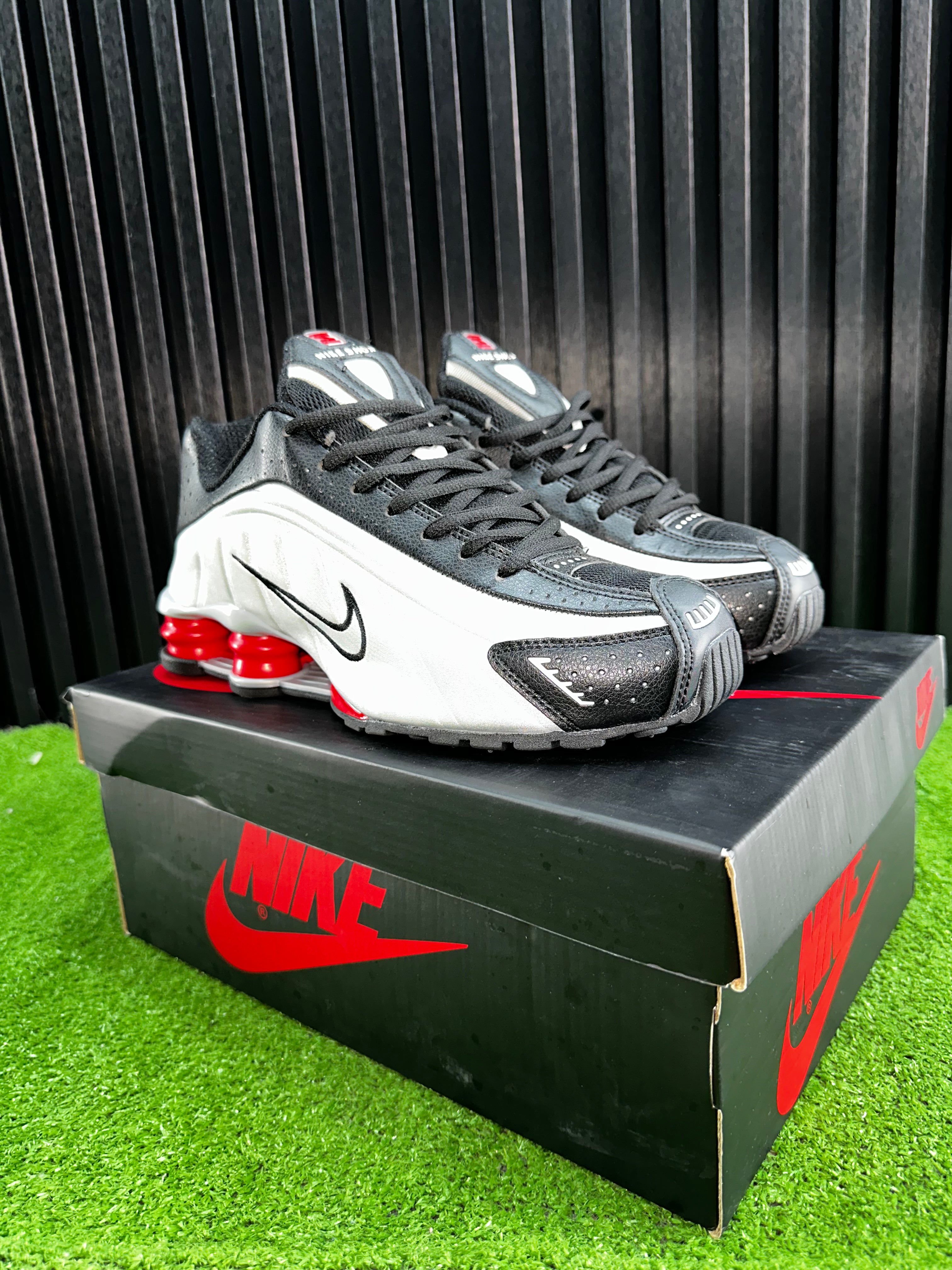 NIKE SHOX R4 GRIS
