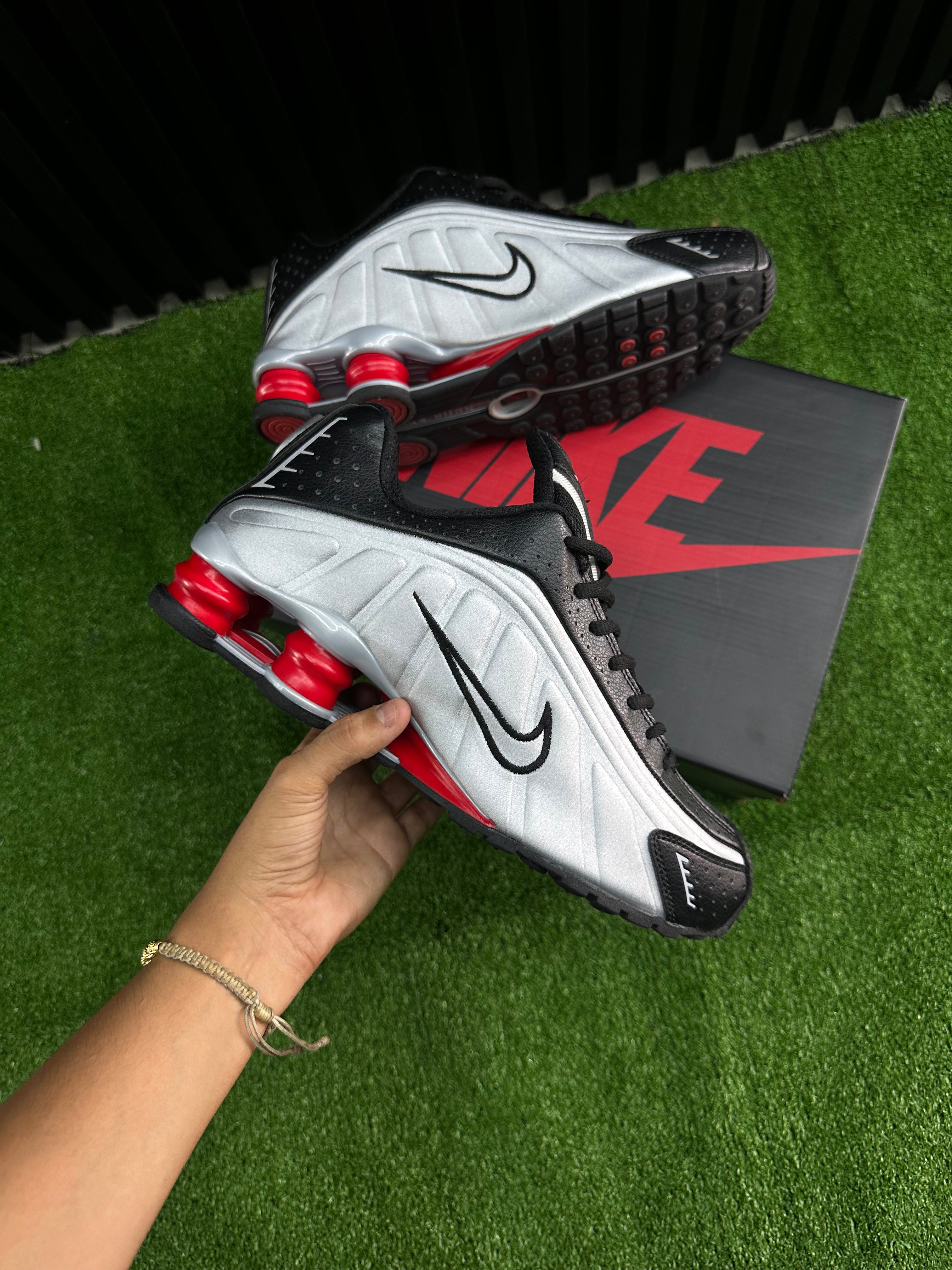 NIKE SHOX R4 GRIS