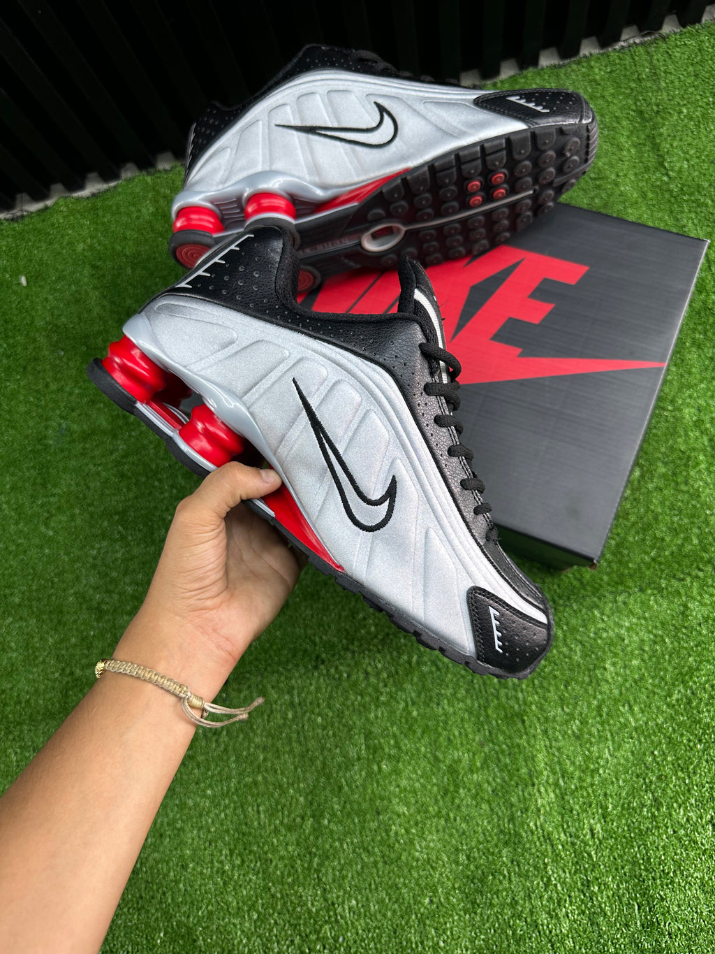 NIKE SHOX R4 GRIS