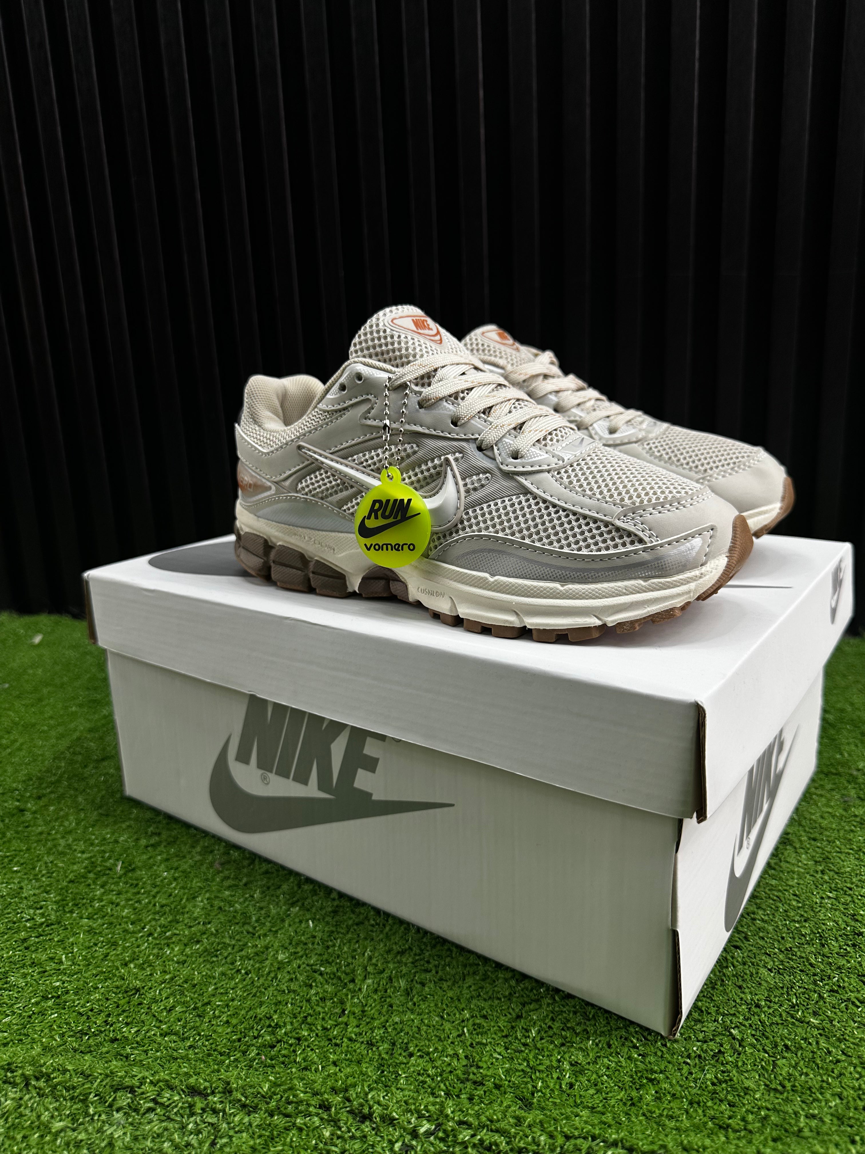 NIKE VOMERO CAFÉ