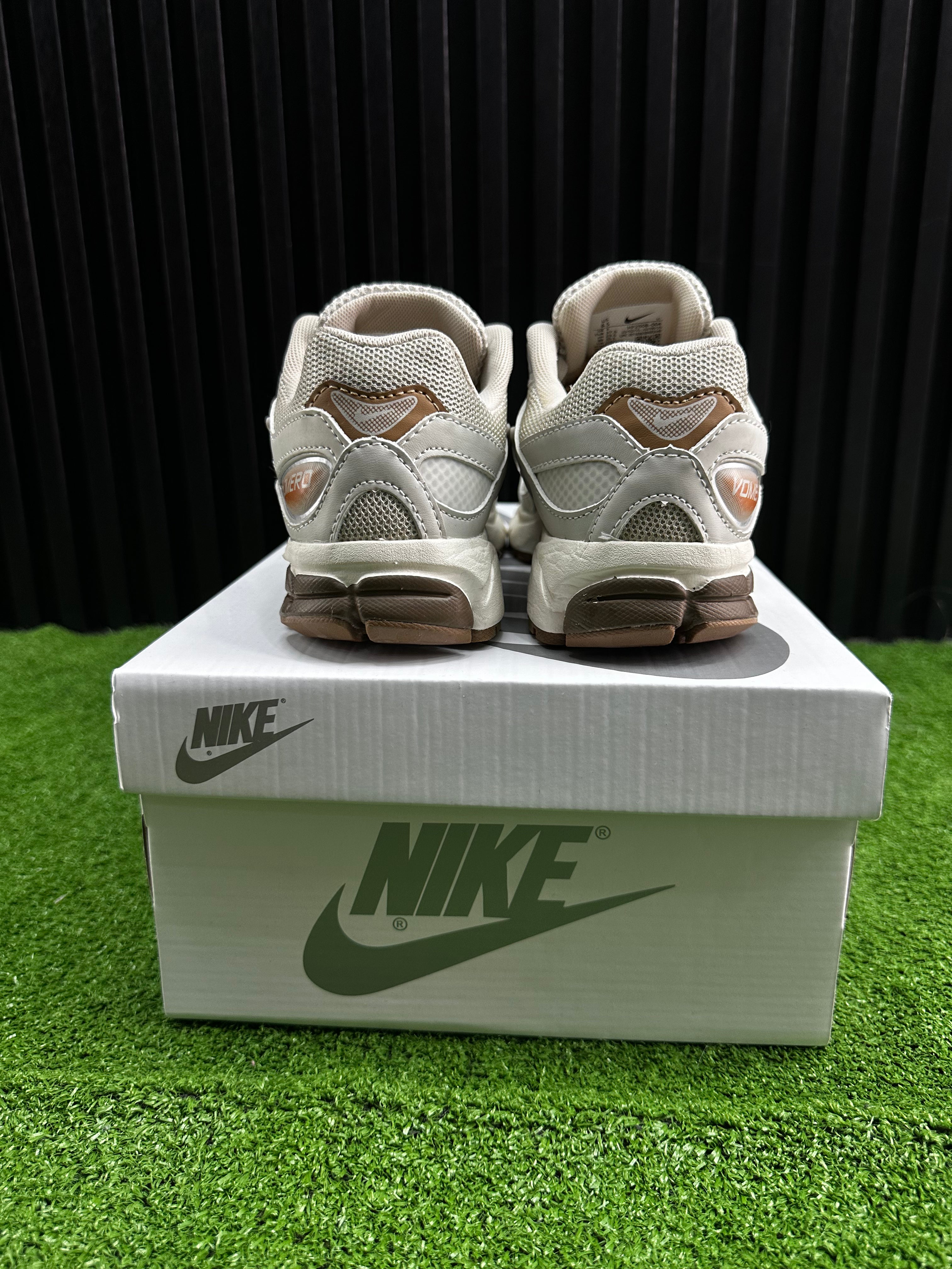 NIKE VOMERO CAFÉ